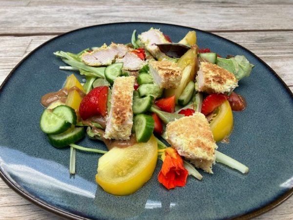 Salade met krokante kokos-kip & pinda-limoen dressing